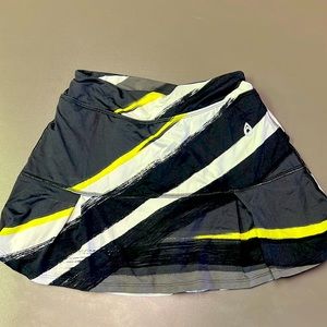 Dona Jo Skort- size 2 ( 12-14)